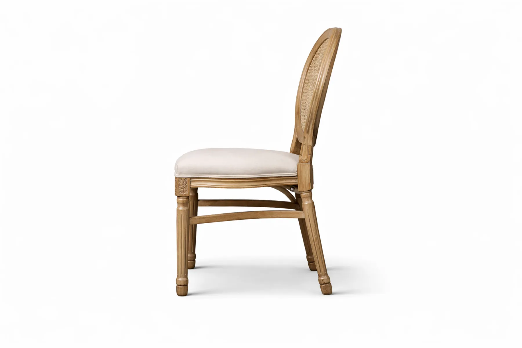 Seitenansicht Louis Stuhl braun aus Holz mit weißem Sitzpolster kaufen für Gastronomie und Events